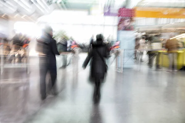 Absichtlich verschwommenes Bild von Menschen beim Gehen — Stockfoto