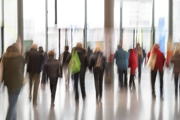 Imagen borrosa intencional de personas caminando — Foto de Stock