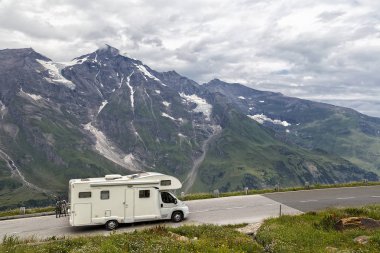 Kamyonet ve karavan yolda hız