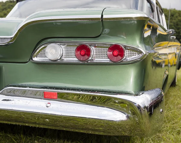 Munique, Alemanha, 18 de junho de 2016: O carro vintage americano em pé em um prado em Munique, vista traseira — Fotografia de Stock