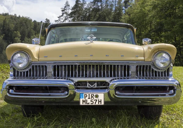 Múnich, Alemania, 18 de junio de 2016: American vintage car, vista frontal —  Fotos de Stock