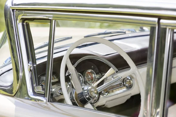 Amerikan eski model araba iç — Stok fotoğraf