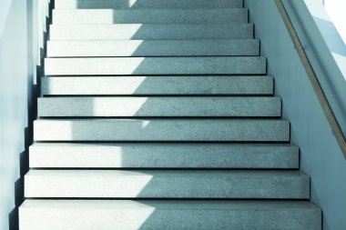 Modern merdiven, mavi tonlu görüntü