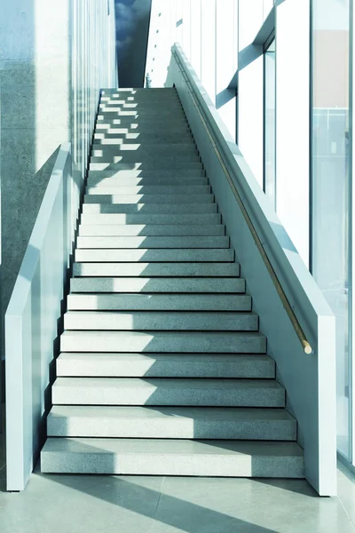 现代楼梯, 蓝色色调的图像 — 图库照片