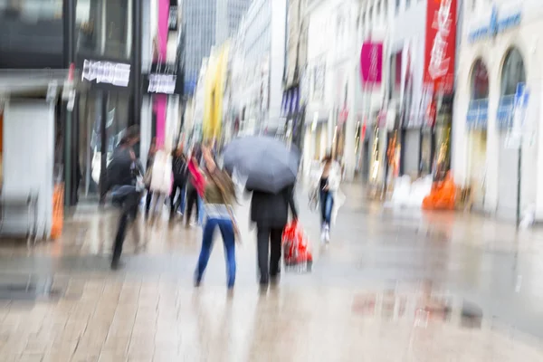 Absichtlich verschwommenes Bild von Menschen beim Gehen — Stockfoto