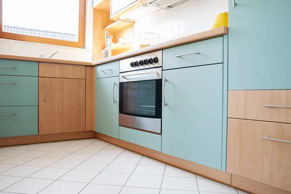Lüks mutfağı olan yeni modern bir ev. — Stok fotoğraf