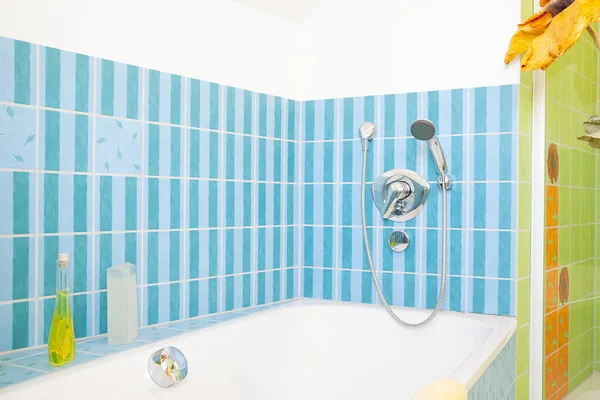Badkuip in de badkamer, nieuw huis — Stockfoto