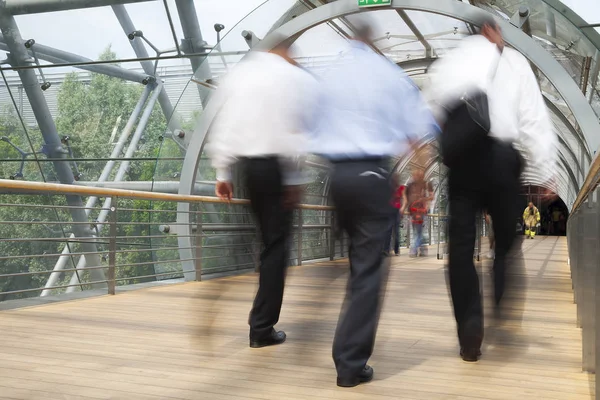 Gruppe von Geschäftsleuten zu Fuß durch den Tunnel in off — Stockfoto