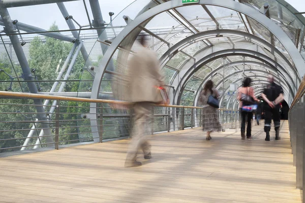 Gran grupo de gente de negocios caminando por el túnel en off —  Fotos de Stock