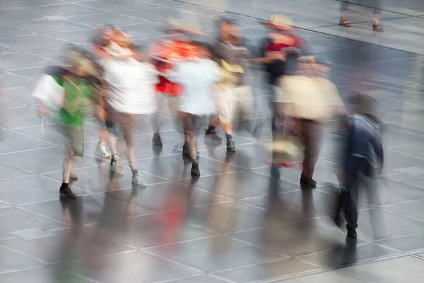 Große Gruppe von Menschen zu Fuß in Flughafen, Reiseziel in — Stockfoto