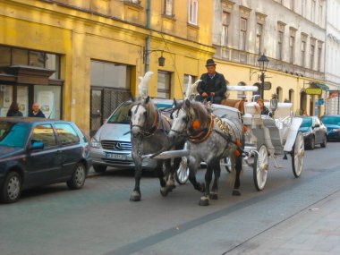 Krakow, Polonya - 10 Ekim 2011: Eski kraliyet kalesi yakınlarındaki sokakları görmek