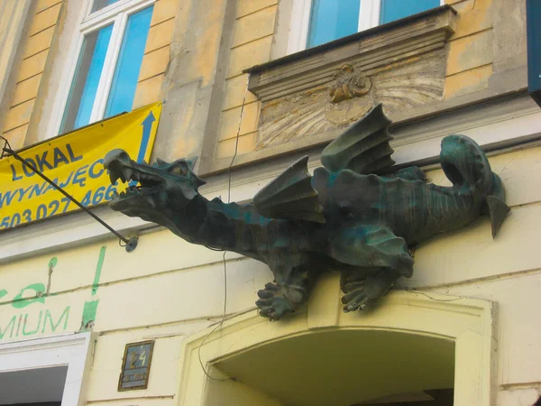 Lublin Polonia Octubre 2011 Pequeño Dragón Sienta Pared Por Encima —  Fotos de Stock