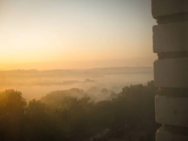 Ongelooflijke dageraad. Mooie zonsopgang, een vallei in de ochtend mist — Stockfoto