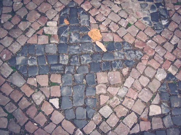 En gammal röd sten trottoar nära ett kristet tempel med en cro — Stockfoto