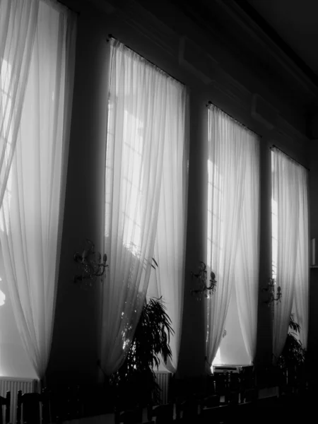 Fotografia drammatica di un certo numero di finestre nella proiezione. P — Foto Stock