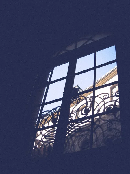 Μια ματιά στην ελευθερία. Μια θέα μέσα από το παράθυρο του κτιρίου και — Φωτογραφία Αρχείου