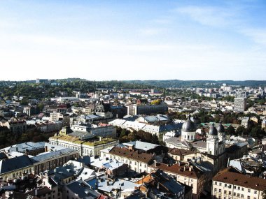 Ukrayna 'daki antik Lviv' in çatıları kuş bakışı. Belediye binasının kulesinden gerçek fotoğraflar..