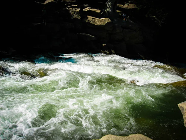 Nádherné malé vodopády a kamenné peřeje na řece. Wonder — Stock fotografie
