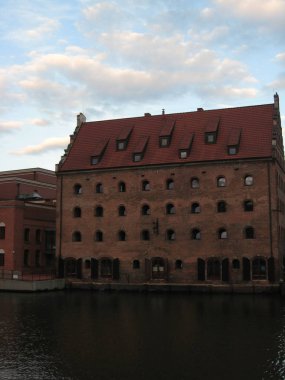 Gdansk, Polonya - 29 Eylül 2012: Nehir kenarındaki güzel evler 