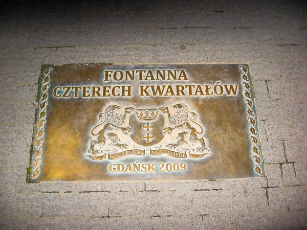 Gdaňsk, Polsko - 29. září 2012: Memorial table at the founta — Stock fotografie