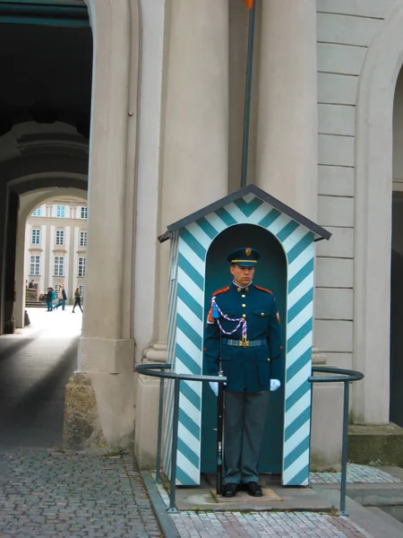 Praga, República Checa - 14 de octubre de 2012: Guardia de Honor cerca de la —  Fotos de Stock