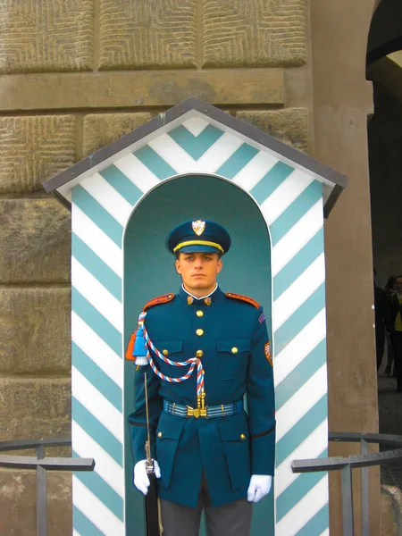 Praga, República Checa - 14 de outubro de 2012: Guarda de Honra perto do — Fotografia de Stock