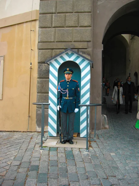 Praga, República Checa - 14 de octubre de 2012: Guardia de Honor cerca de la —  Fotos de Stock