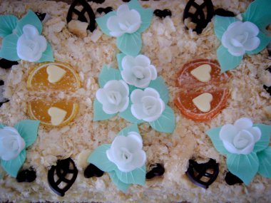 Güzel ev ödevi pastası. Dekoratif yapraklarla süslenmiş pasta ve... 