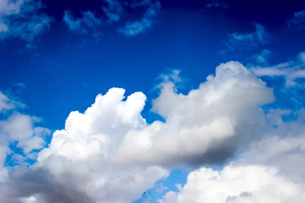 雲と青い空の背景。青い空に白いふわふわの雲 — ストック写真