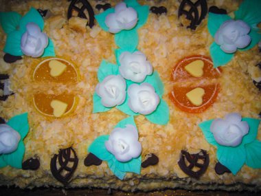 Güzel ev ödevi pastası. Dekoratif yapraklarla süslenmiş pasta ve... 