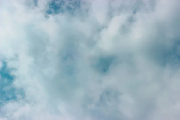 Un montón de nubes blancas que cubren el cielo azul . — Foto de Stock