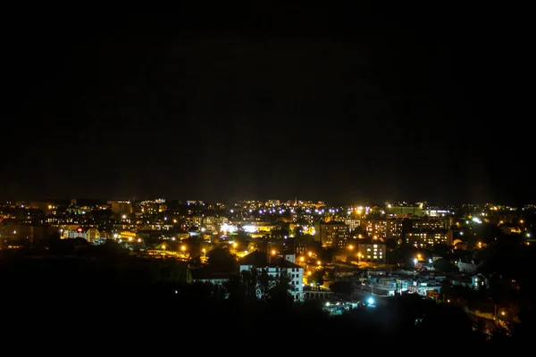 View of the night city in the street lights and the light in the — Stock Photo, Image