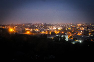 Gece şehir manzarası sokak ışıklarında sisle kaplıydı.