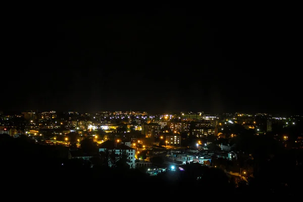 Vista de la ciudad nocturna en las luces de la calle y la luz en el —  Fotos de Stock