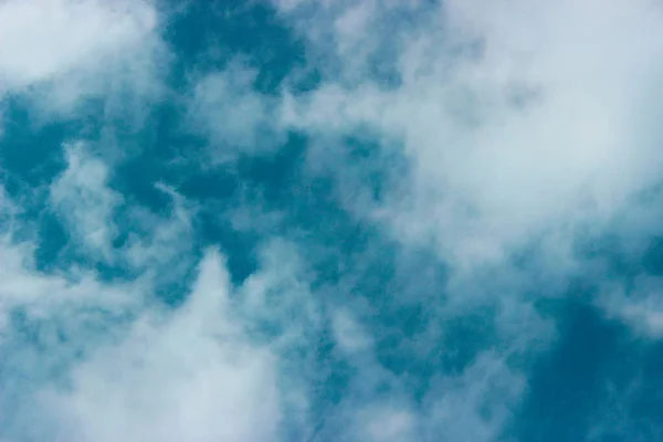 Un montón de nubes blancas que cubren el cielo azul . — Foto de Stock