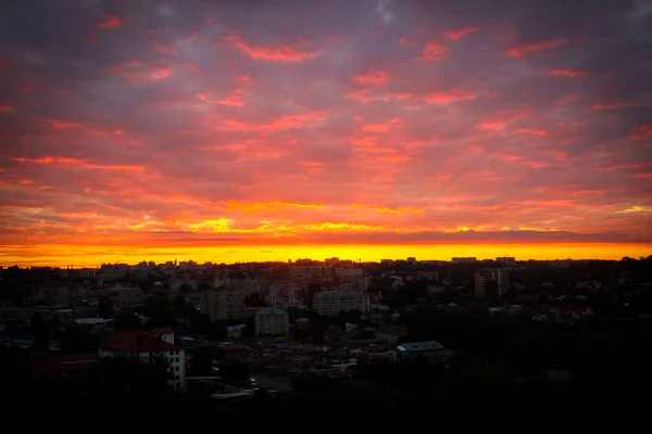 Vista de la ciudad al amanecer. Hermoso cielo rosa cubierto de clo —  Fotos de Stock