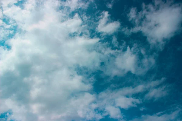 Un montón de nubes blancas que cubren el cielo azul . — Foto de Stock