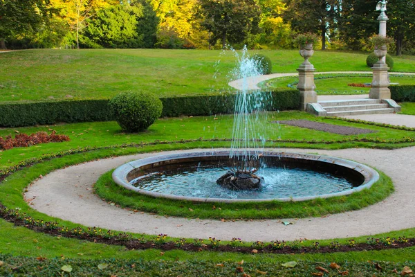 Linda fuente en el pequeño rincón del parque — Foto de Stock