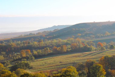 Güneşli bir günde küçük bir dağ vadisinde manzara..