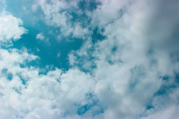 Un montón de nubes blancas que cubren el cielo azul . — Foto de Stock