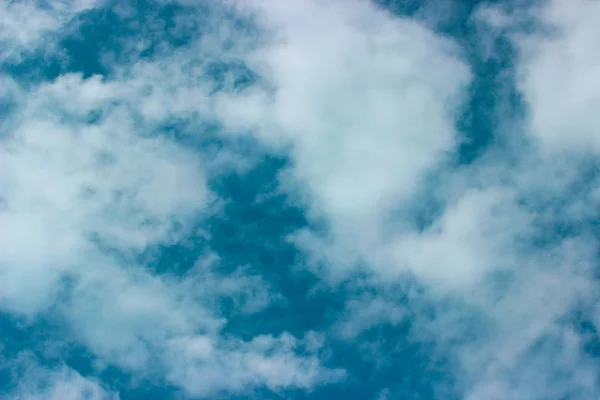 Un montón de nubes blancas que cubren el cielo azul . — Foto de Stock