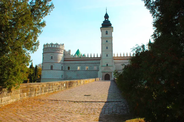 Krasiczyn, Polonia. Veduta del ponte di fronte al vecchio castello — Foto Stock