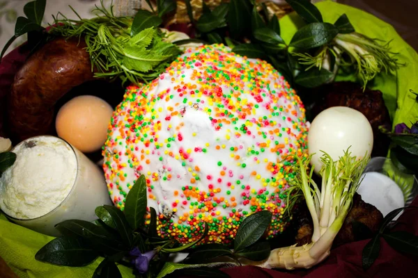 A Ukrainian traditional Easter basket. — Stock Photo, Image