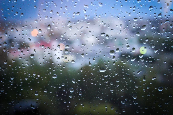 窓に雨が降る。雨の日 — ストック写真