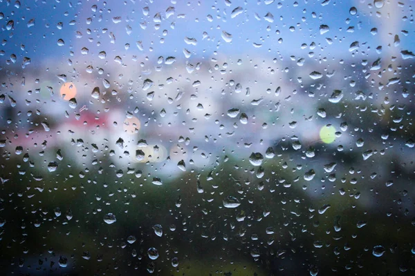 窓に雨が降る。雨の日 — ストック写真