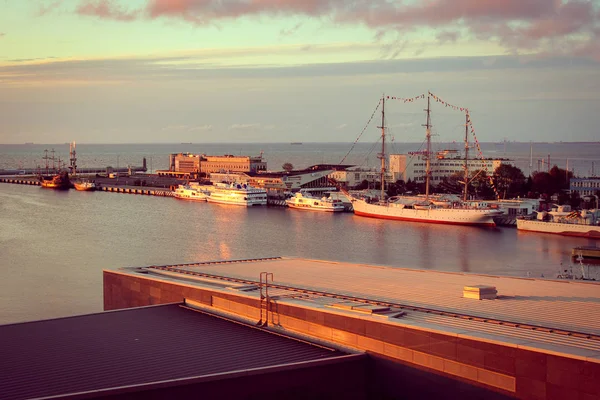 Lever de soleil sur la jetée à Gdynia — Photo