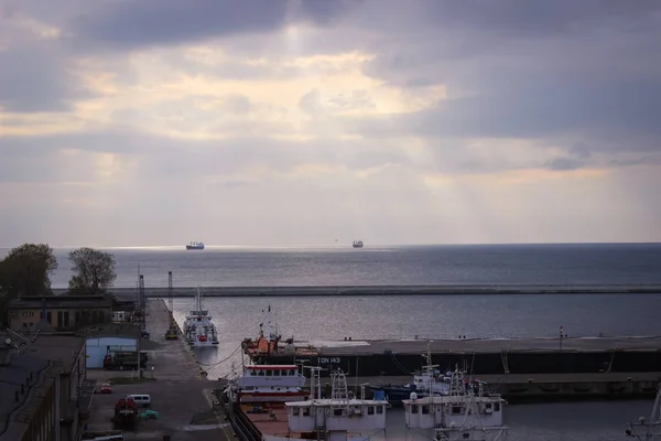 Gdynia, Polen - 04 mei 2014: Zonsopgang op de pier — Stockfoto