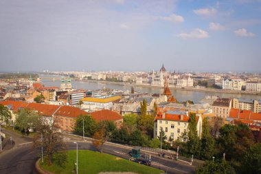 Budapeşte 'deki Tuna' nın güzel manzarası. Şehirdeki binalar ve nehir manzarası