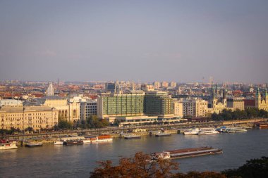 Budapeşte 'deki Tuna' nın güzel manzarası. Şehirdeki binalar ve nehir manzarası