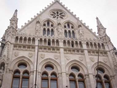 Budapeşte 'deki Macaristan Parlamentosu Binası. Nehirden bir manzara